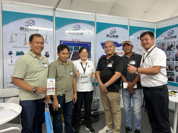 与国外友人合影